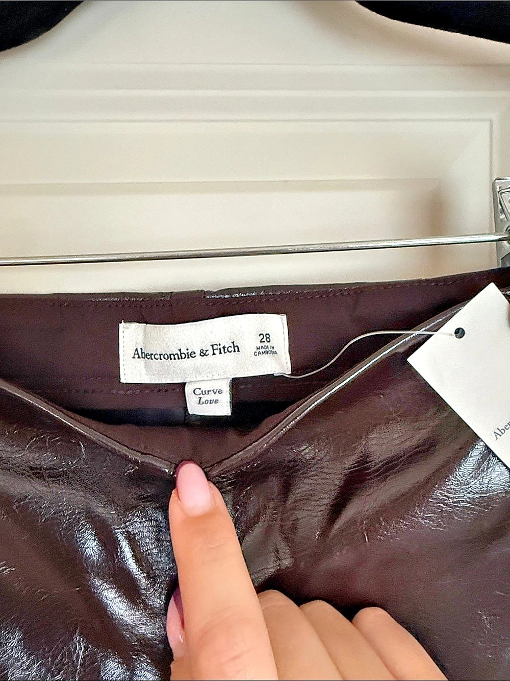 Abercrombie & Fitch Curve Love Stretch Vegan Glossy Leather Micro Short Vegan - Picture 2 of 3